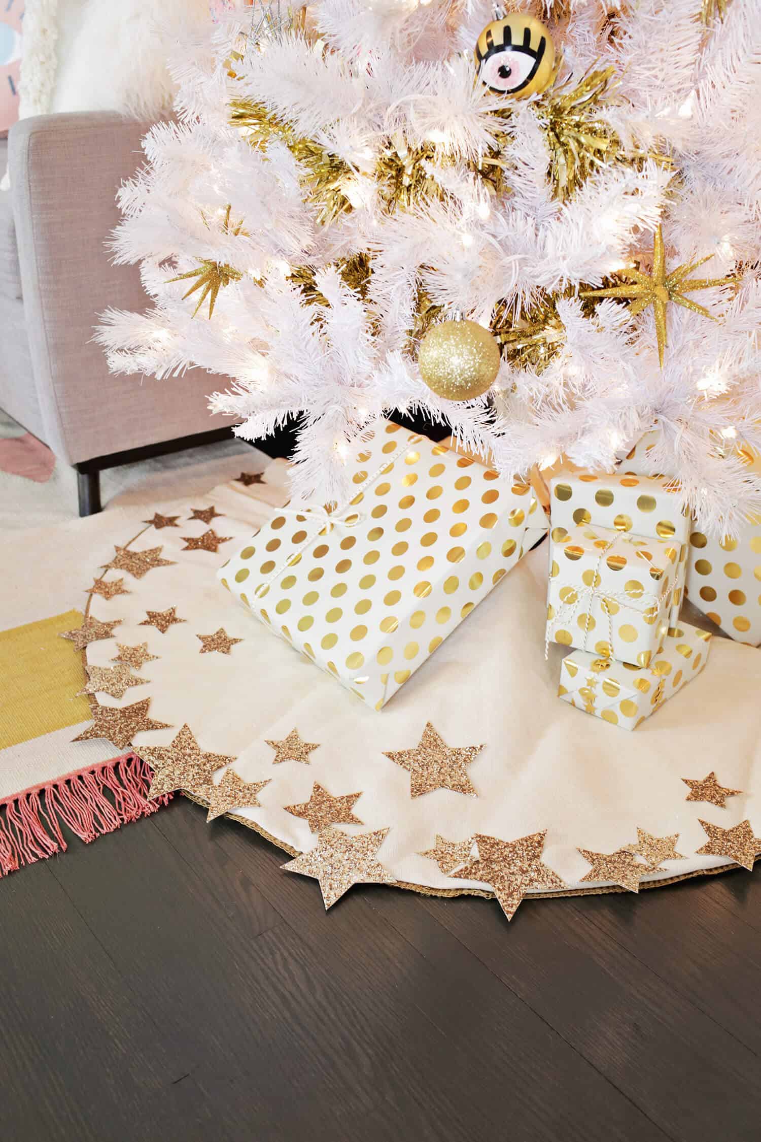 DIY glitter star white Christmas tree skirt (via abeautifulmess.com)