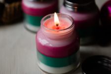 DIY colorful layered and layered scent Christmas candles in jars