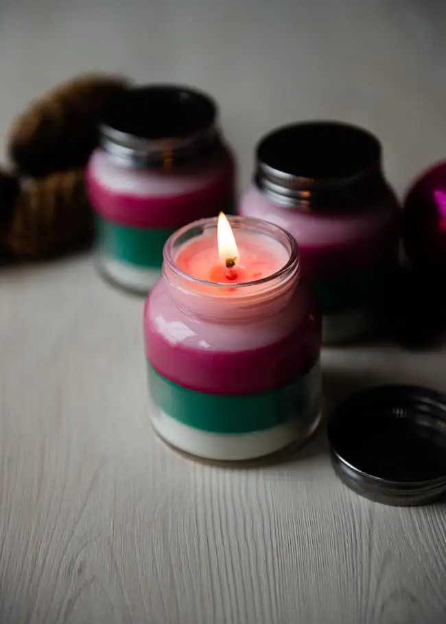 DIY colorful layered and layered scent Christmas candles in jars (via hellonest.co)