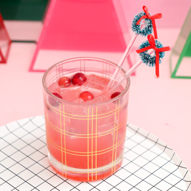 DIY mini wreath drink stirrers for Christmas parties (via akailochiclife.com)
