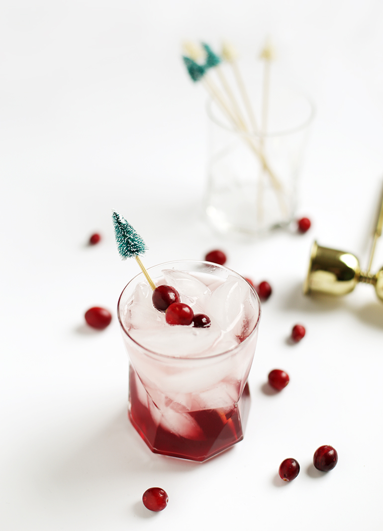 DIY tinsel Christmas tree drink stirrers (via themerrythought.com)