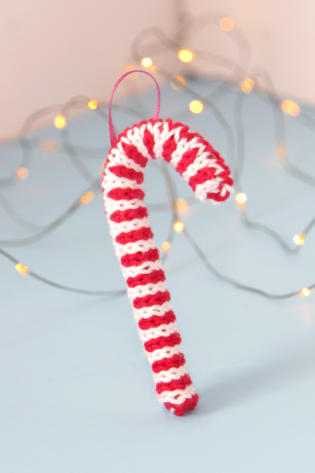 DIY knit candy cane Christmas ornament (via www.handsoccupied.com)