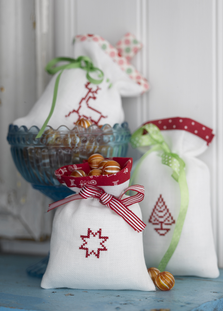 DIY stitched star linen gift bags for Christmas  (via ideas.sewandso.co.uk)