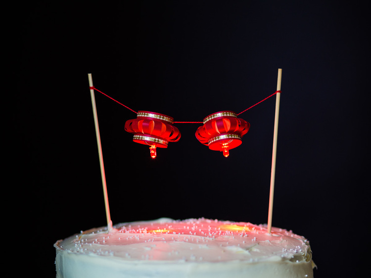 DIY Chinese lantern cake topper with LEDs (via tinselandtrim.com)