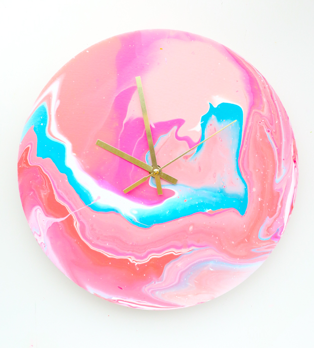 DIY super bright paint poured marble clock (via akailochiclife.com)