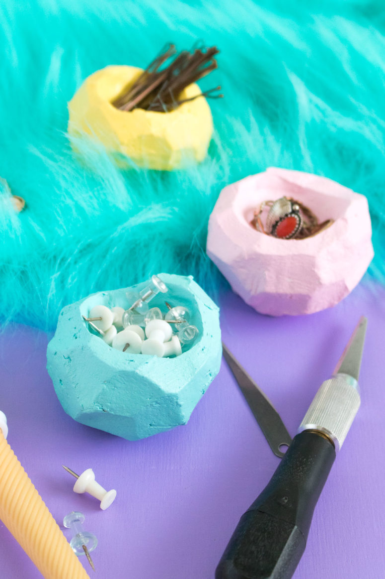 DIY faceted clay bowls to declutter the space (via www.clubcrafted.com)