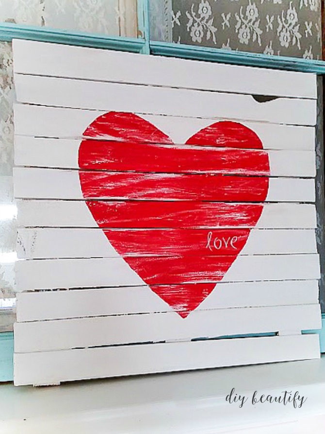 DIY pallet sign with a heart for Valentine's Day (via www.diybeautify.com)