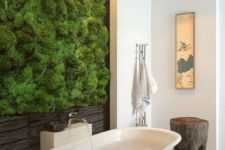 07 a living moss wall with a wooden part is a cool idea for a strong natural feel in your bathroom
