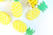 DIY little pineapple treat boxes for candies