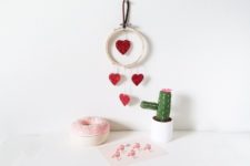 DIY simple and charming Valentine’s Day heart mini wreath