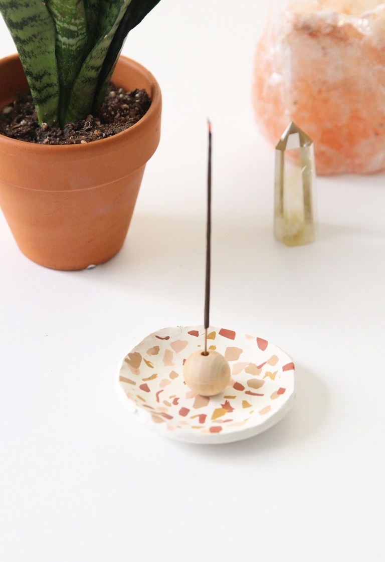 DIY terrazzo clay plate and wooden bead incense holder (via blissmakes.com)