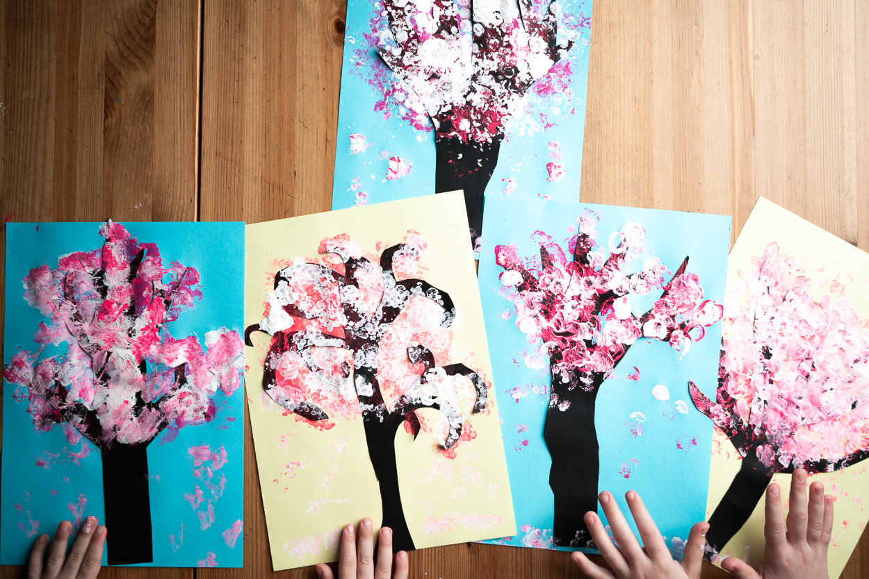 Create a little Japanese girl under the tree using colored paper and a glue stick – just cut out some parts and glue them to the sheet. Frame the piece and enjoy the look – sakura is blooming right now!