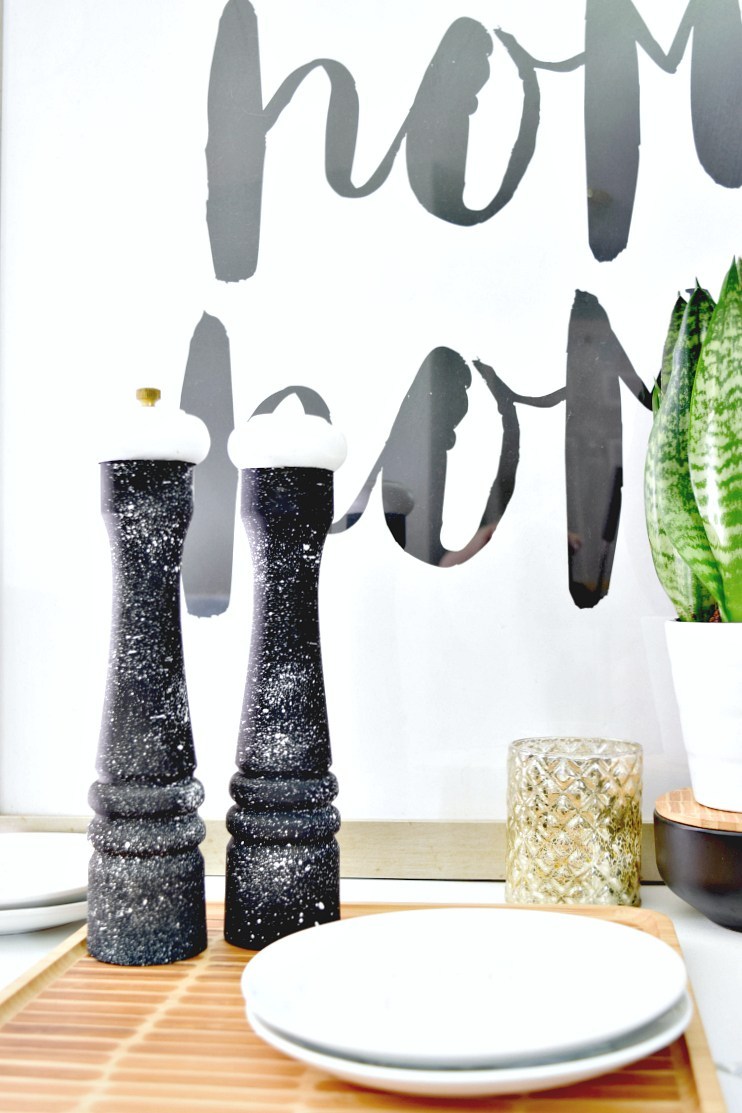 DIY speckled salt and pepper shakers in black and white (via houseologie.com)