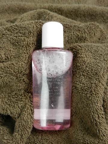 DIY tear-free eye makeup remover using baby shampoo (via thecountrybasket.com)