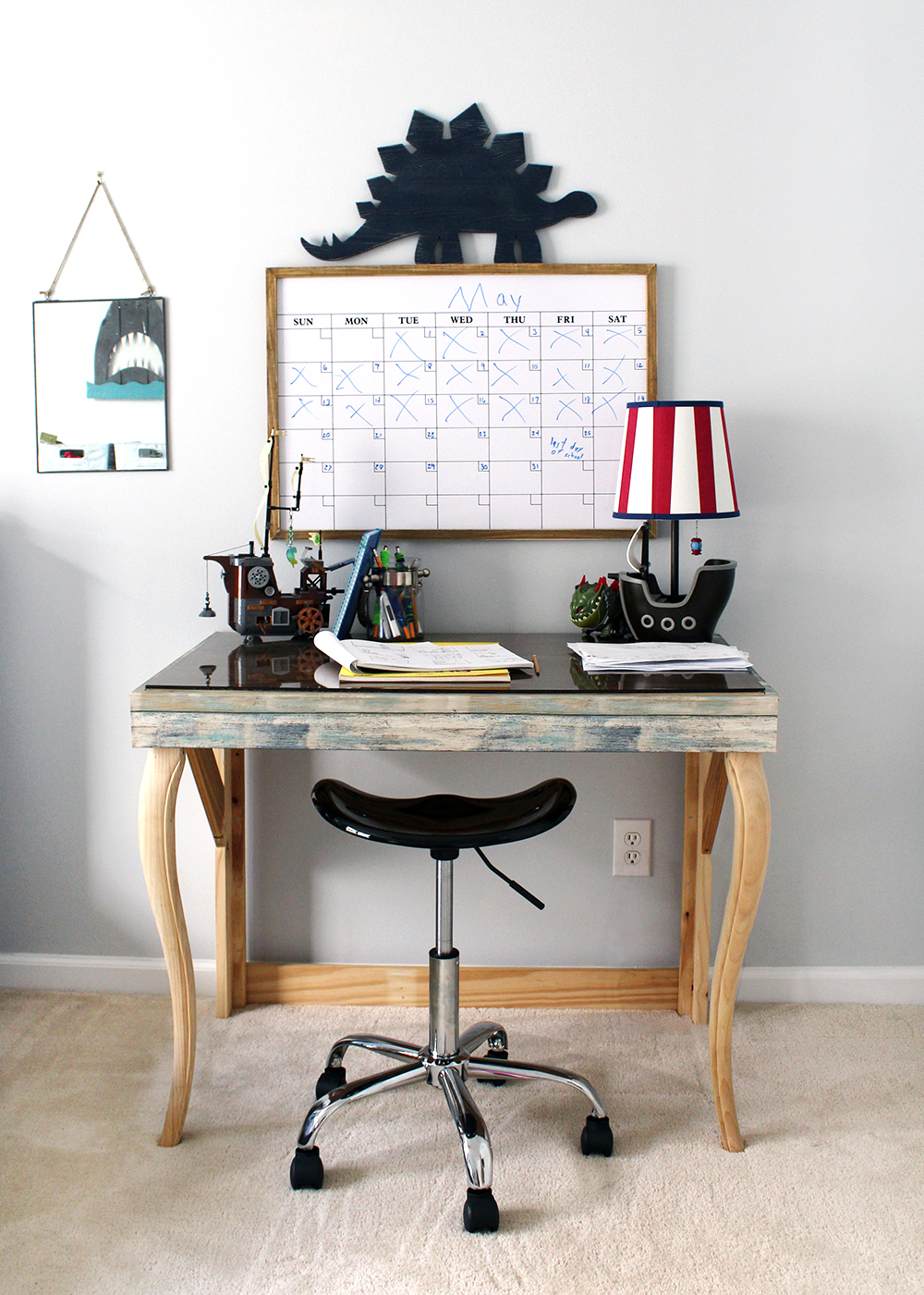 DIY desk improvement with shabby inspired wallpaper in blue