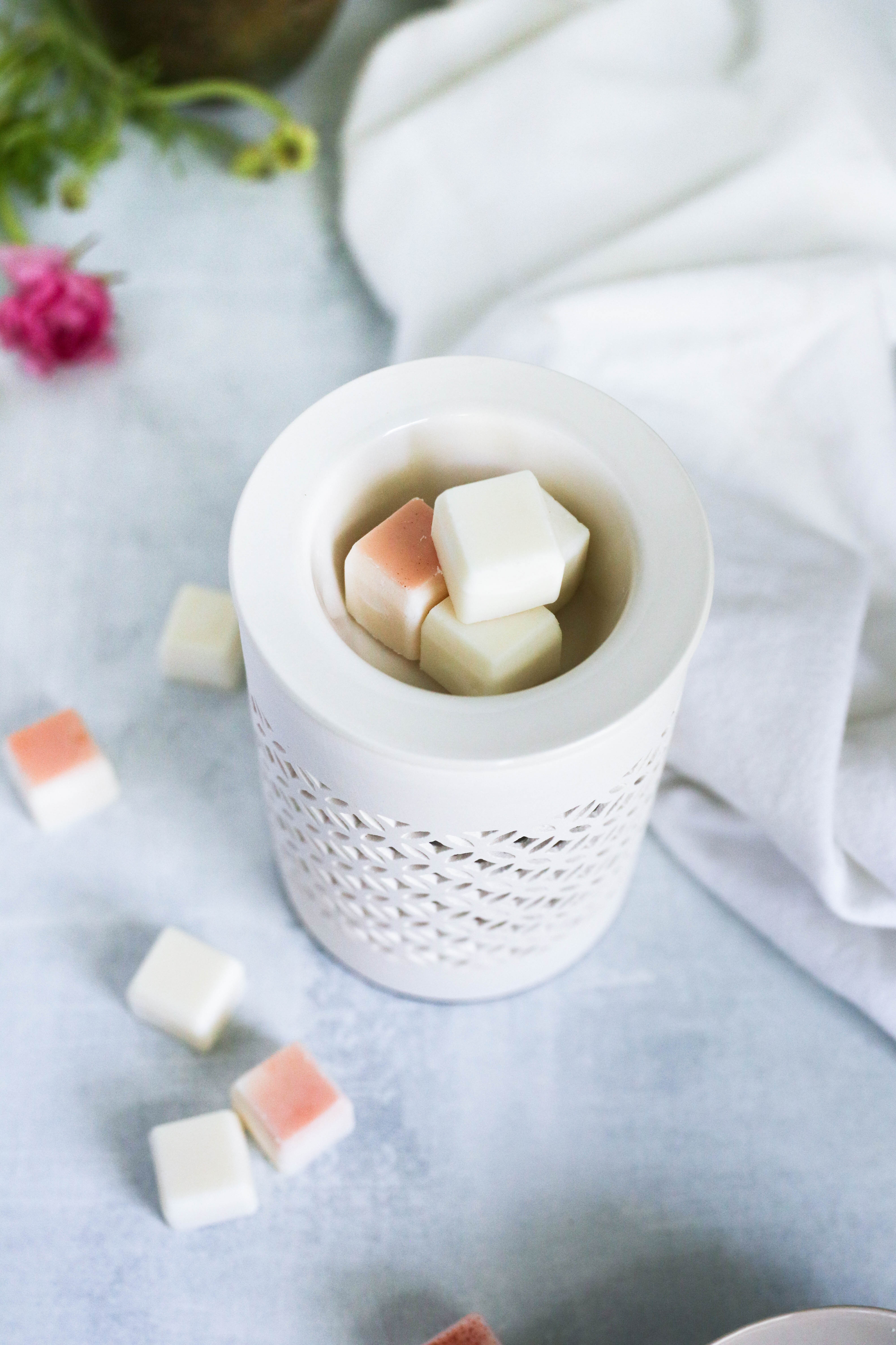 DIY inexpensive soy wax melts with essential oils (via hellonest.co)