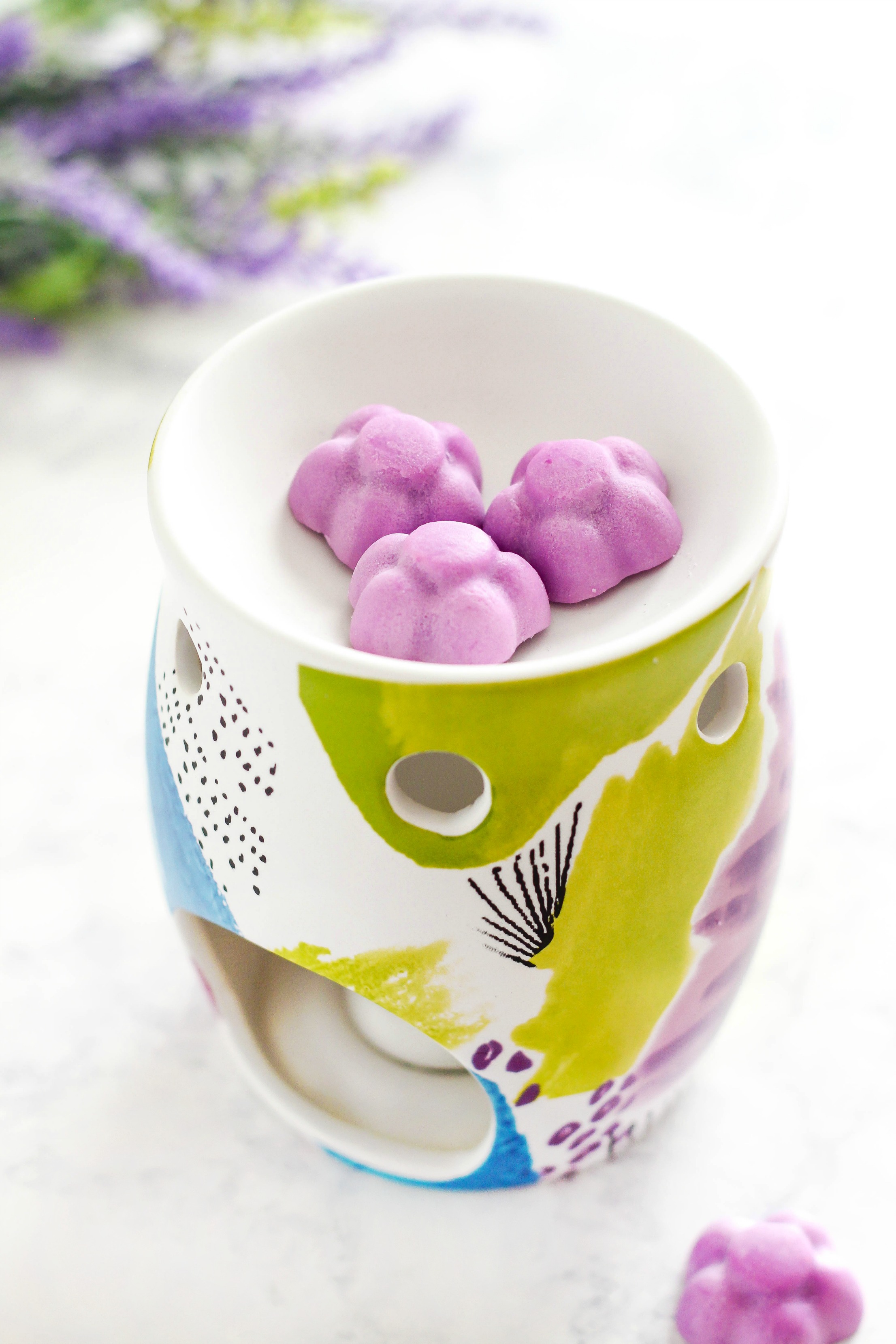 DIY lavender soy wax melts shaped as flowers (via www.purelykatie.com)