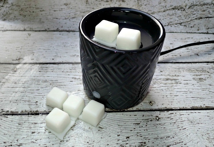 DIY natural wax melts with essential oils (via www.happy-mothering.com)