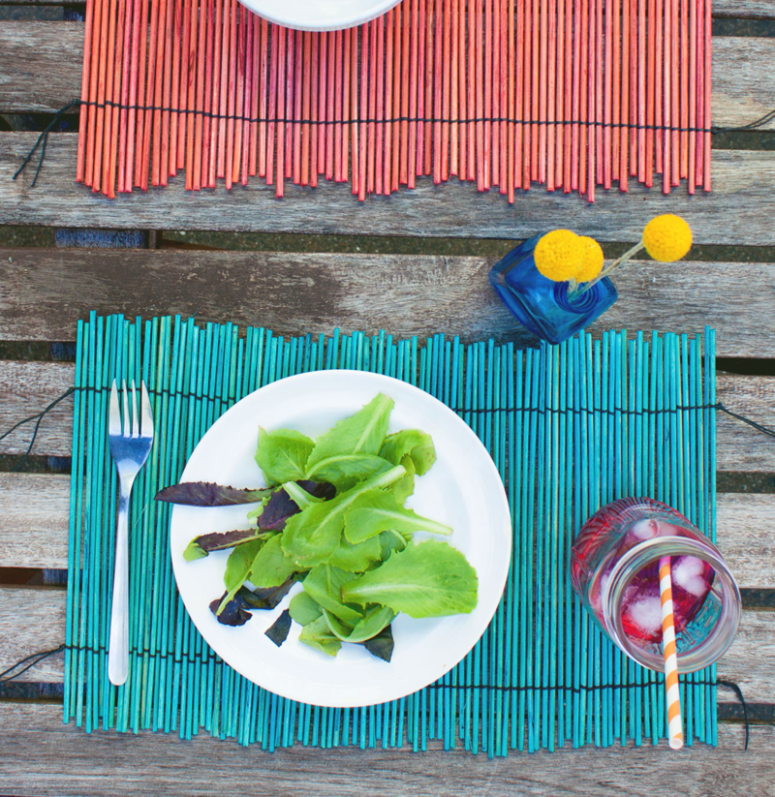 DIY colorful dyed bamboo skewer placemats (via www.thehomesteady.com)