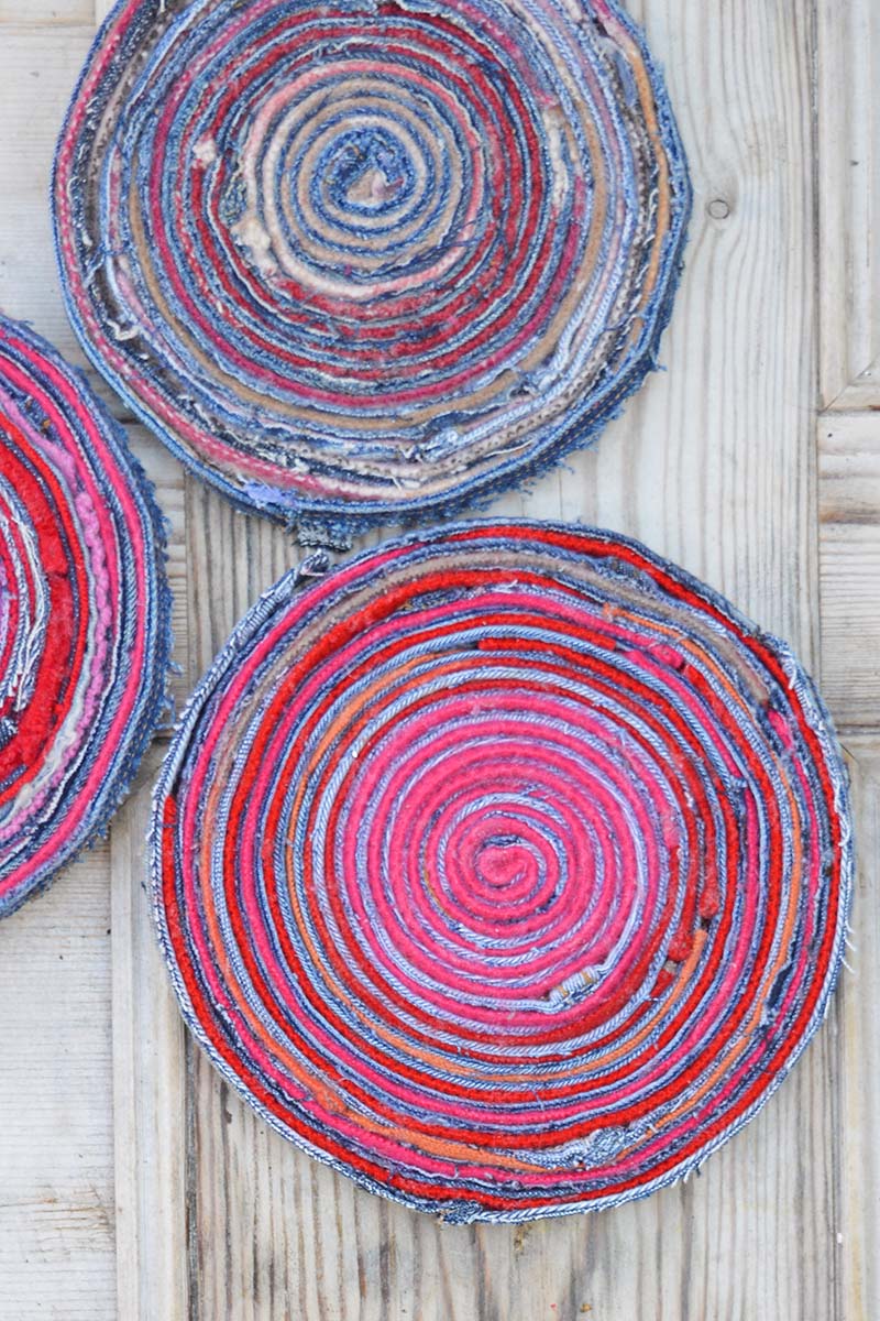 DIY colorful denim and wool placemat (via www.pillarboxblue.com)