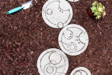 DIY Doctor Who stepping stones for geeks’ gardens