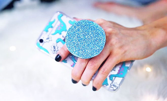 DIY large glitter pop socket for your phone (via diyprojectsforteens.com)