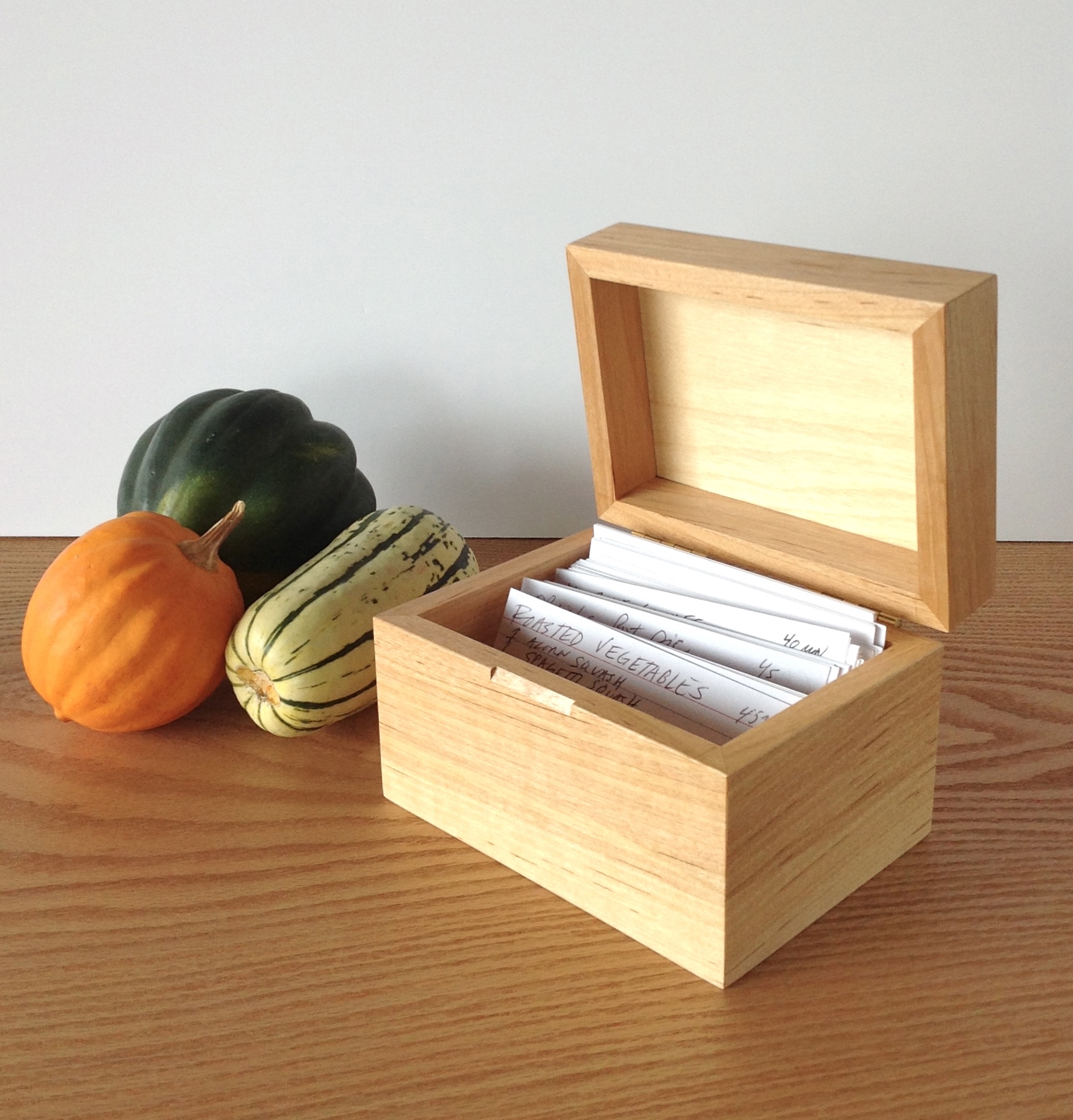 DIY simple wooden recipe box for beginners (via www.wwgoa.com)