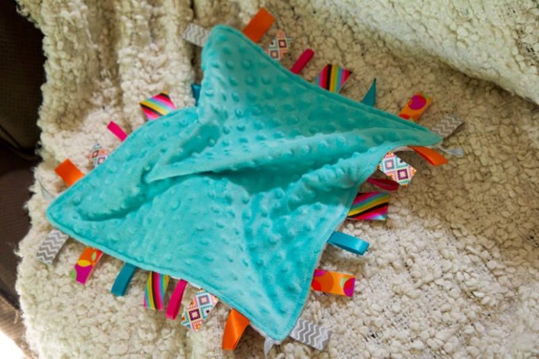 DIY lovely and colorful tag blanket (via wholefully.com)