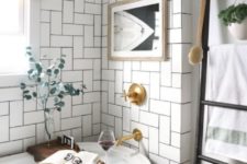 24 white tiles clad in an eye-catchy pattern and highlighted with black grout for a wow effect