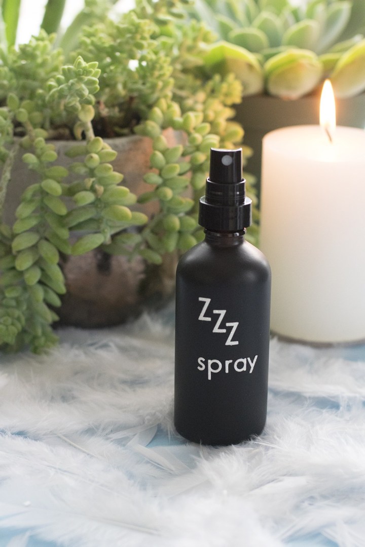 DIY essential oil ZZZ spray (via blissmakes.com)