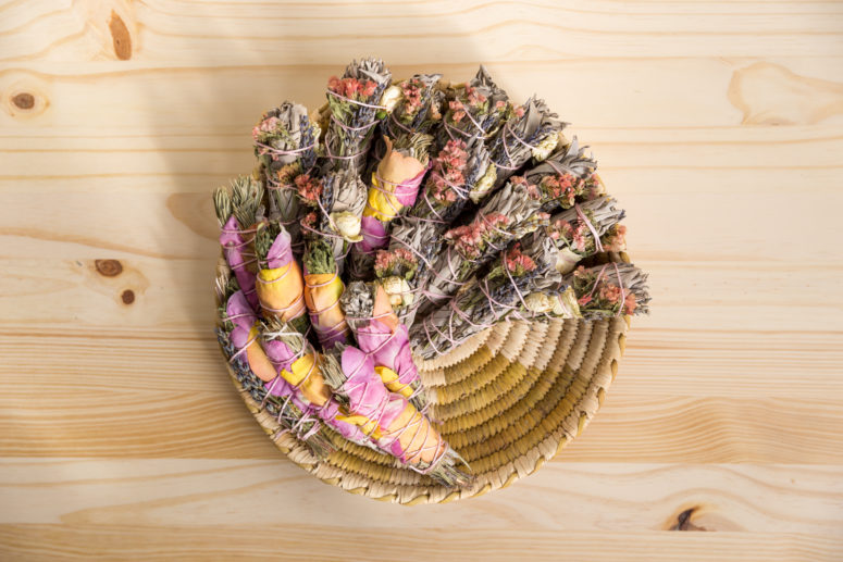 DIY floral sage smudge sticks (via spiritualgangster.com)