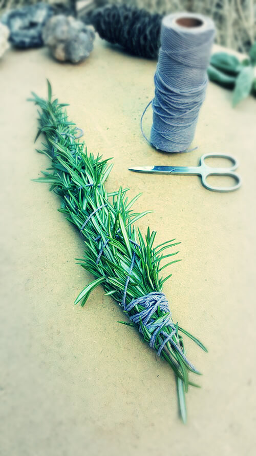 DIY easy smudge stick of one type of herbs (via lonerwolf.com)