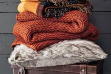 03 fall-colored knit, fabric and faux fur blankets to cuddle up and make yourself feel cozy at home