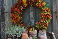 22 make a chic and bold fall leaf wreath using only leaves and wire – you won’t need more for a modern look