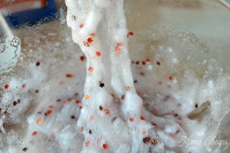 DIY apple pie scented slime with sparkly mini leaves (via www.mamacheaps.com)