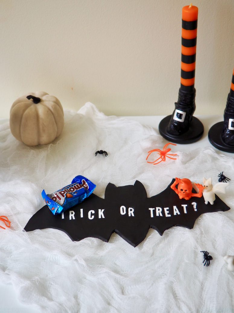 DIY trick or treat bat tray for Halloween (via weregoingtomakeit.com)