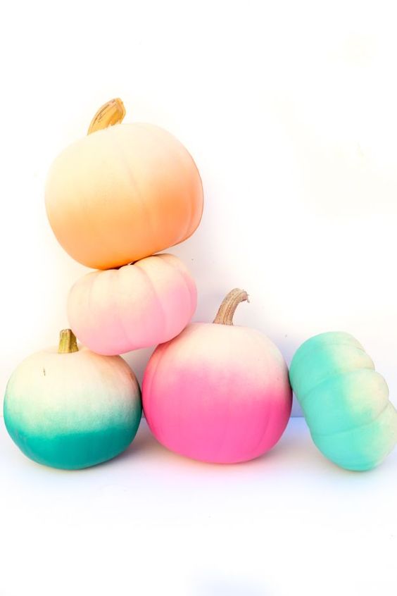 an arrangement of bold ombre pumpkins for Halloween and just for fall - place them into a fireplace or on a shelf