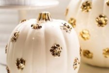 06 white pumpkins decorated with gold sequin polka dots are an easy and fast craft for Halloween decor