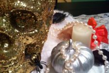 24 a skull fully covered with gold glitter is a glam and nice decoration for Halloween, it always looks bold