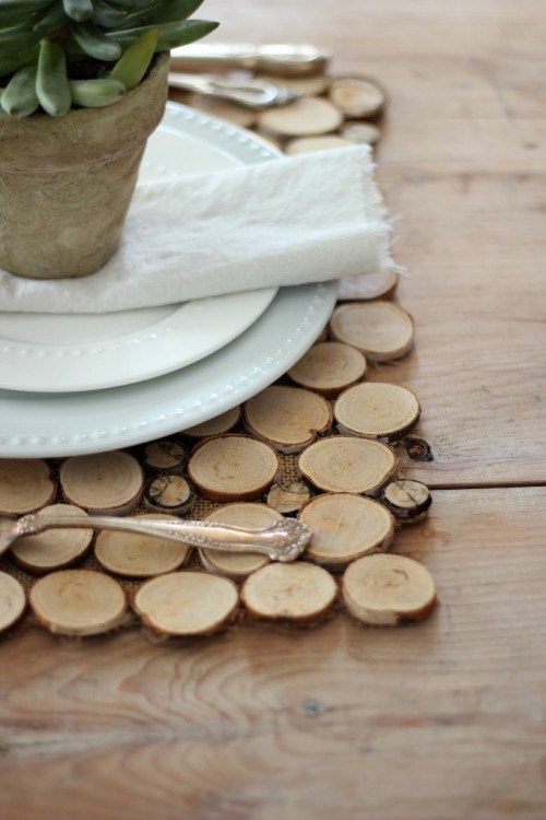 DIY sliced birch branch placemat (via www.shelterness.com)