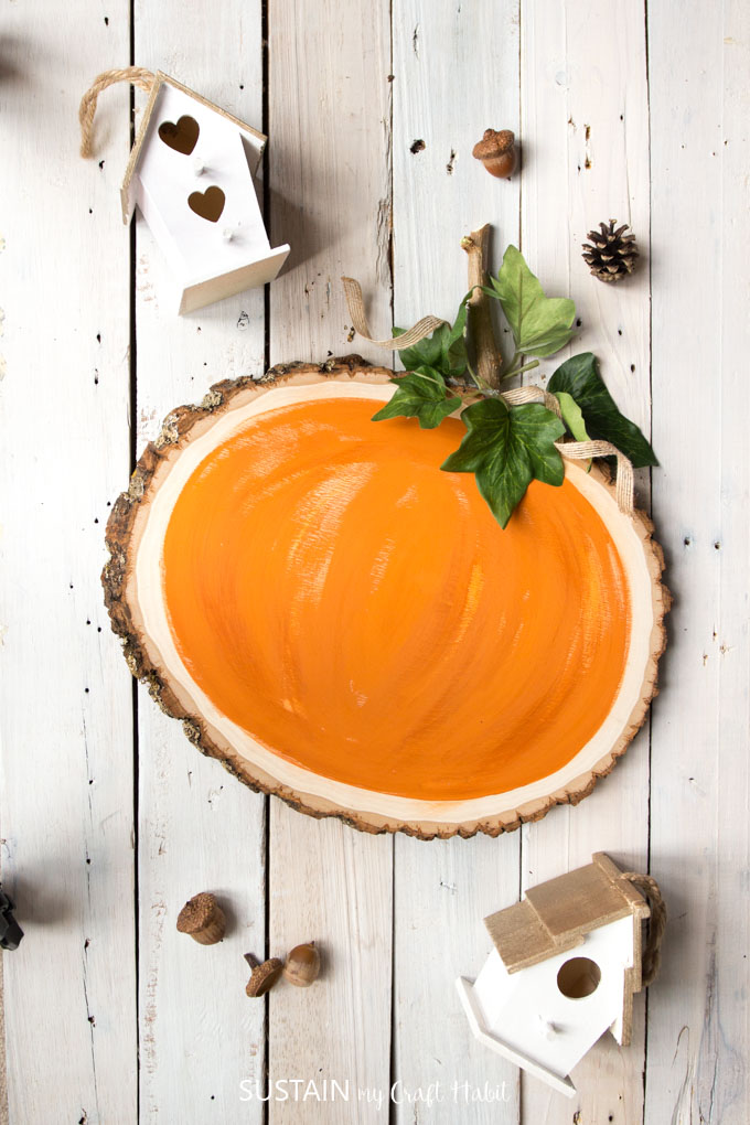DIY bright wood slice pumpkin for Thanksgiving (via sustainmycrafthabit.com)