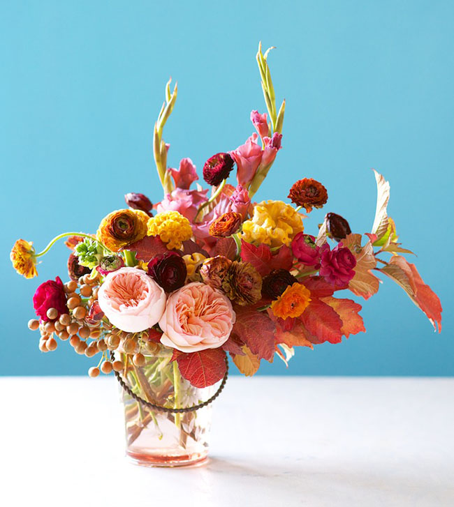 DIY super bright floral, berry and foliage Thanksgiving centerpiece (via greenweddingshoes.com)