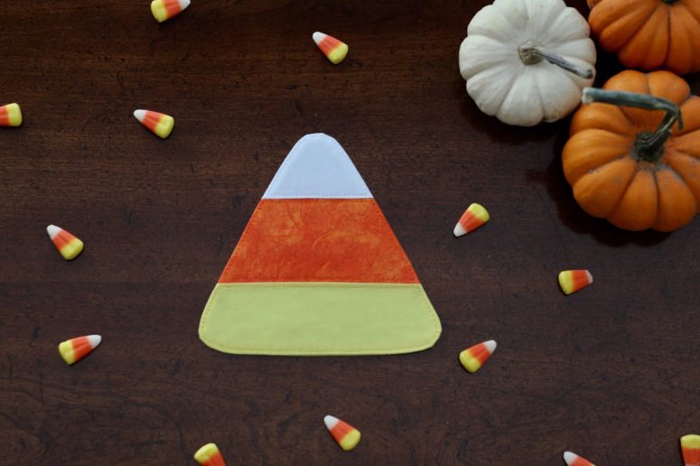 DIY fabric candy corn Halloween coaster to make (via lifewithjane18.blogspot.com)