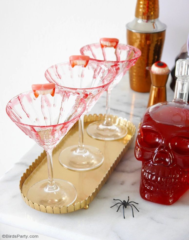 DIY bloody Halloween glasses with red sugar syrup (via www.blog.birdsparty.com)