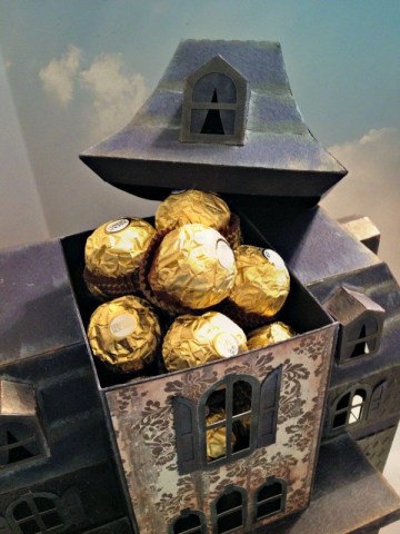 DIY haunted house candy box for Halloween (via 365daysofcrafts.nikimeiners.com)