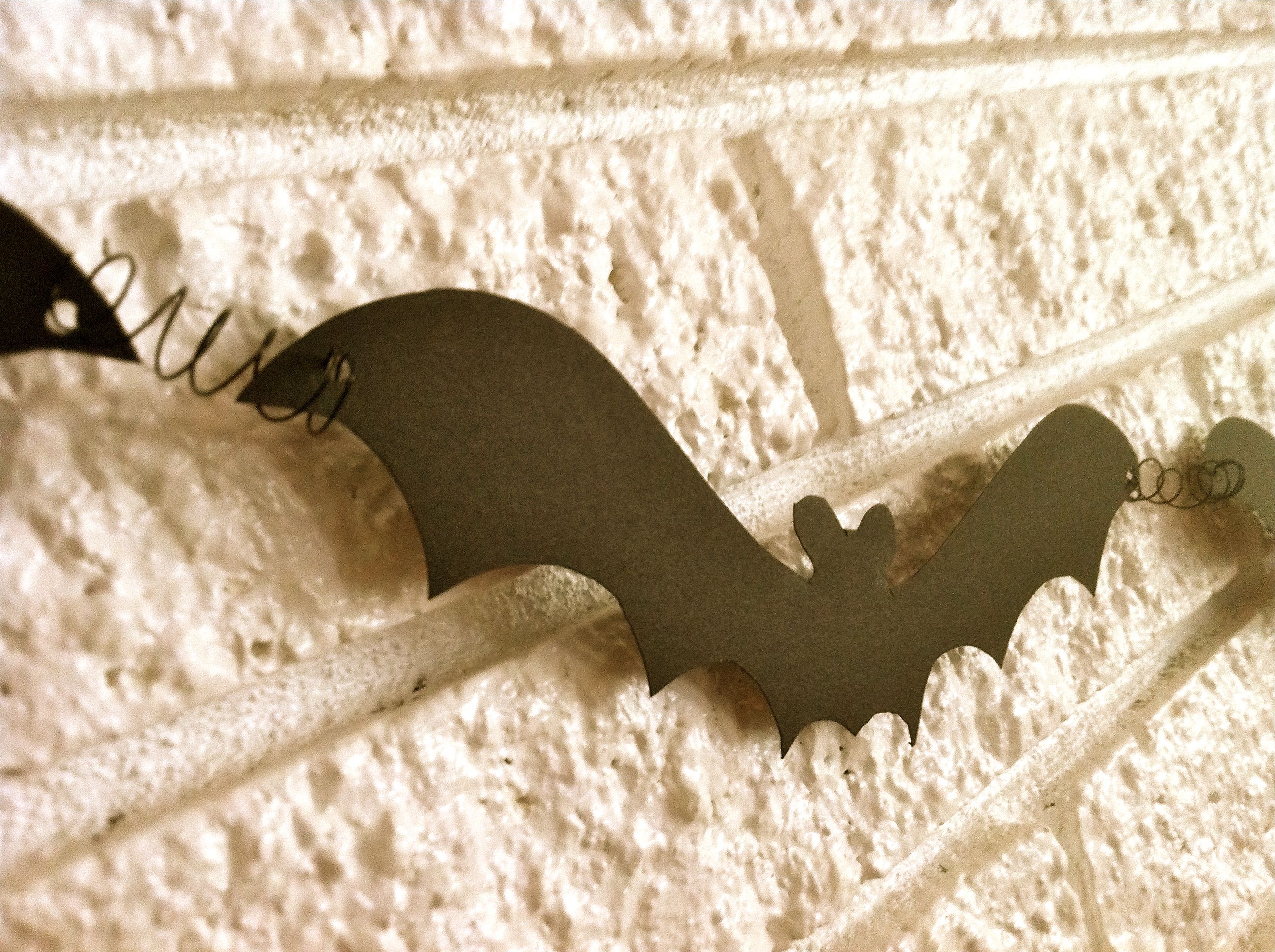 DIY Halloween bat garland (via brasspaperclip.typepad.com)