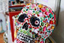 DIY super colorful and sparkling skull for Halloween