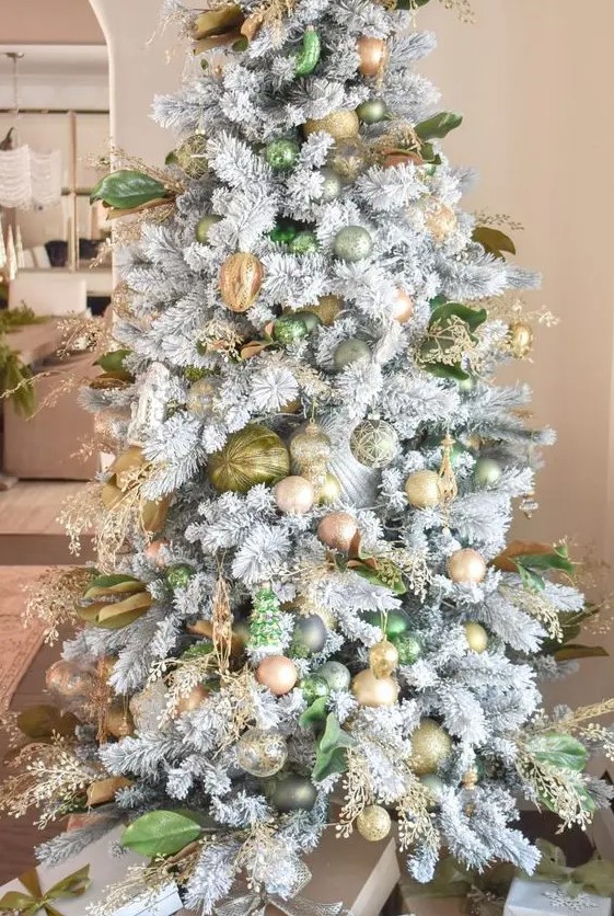 a beautiful green and gold Christmas tree with gilded branches, leaves and ribbons is a super glam and chic idea