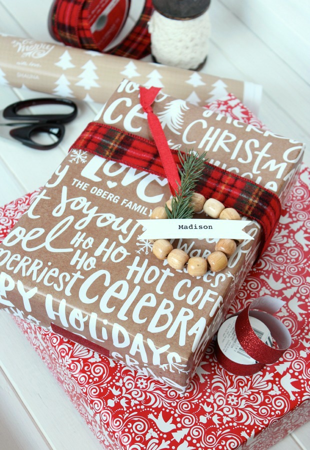 DIY Christmas mini wreath gift tag of wooden beads (via satoridesignforliving.com)