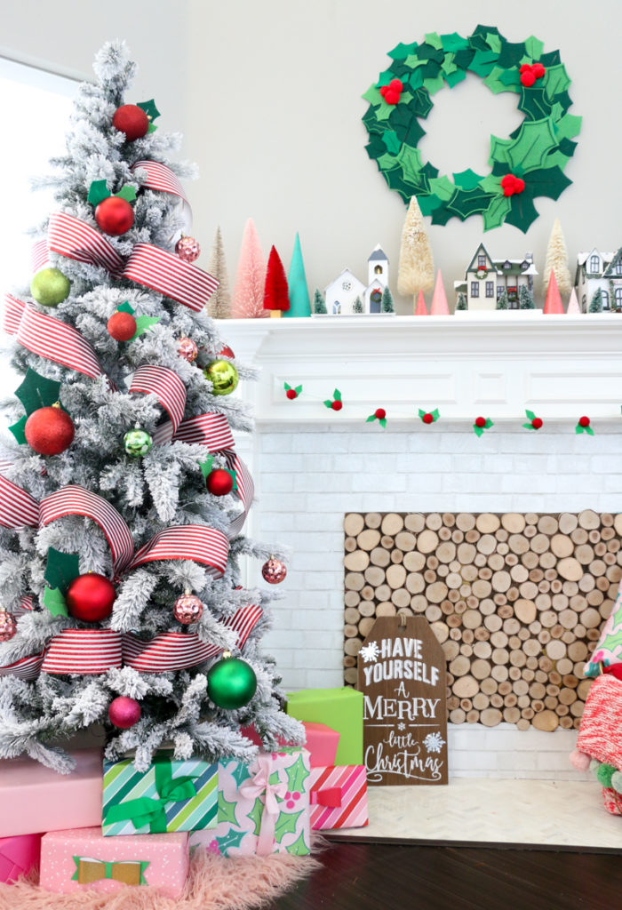 DIY felt holly Christmas wreath with leaves of two colors and berries (via akailochiclife.com)